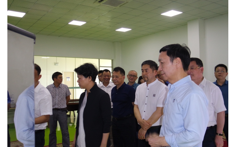 市委副書記、市長張迎春走訪智能制造企業(yè)，來我司調(diào)研，與我司高層領(lǐng)導(dǎo)親切會面。